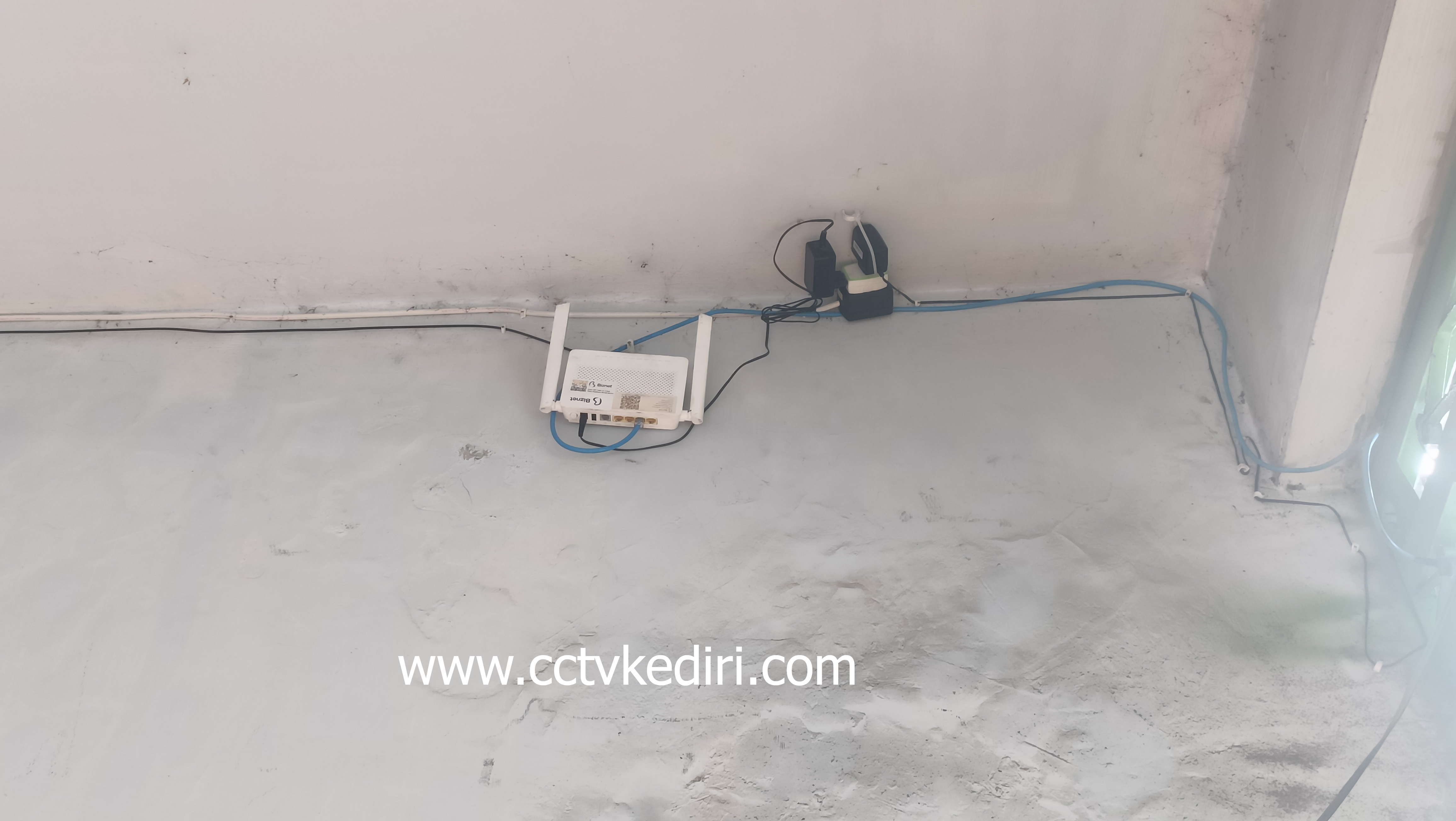 <p>Apa itu layanan pemindahan CCTV dan mengapa sangat dibutuhkan? CCTV bukan lagi sekedar alat untuk merekam video. Di zaman sekarang CCTV sudah menjadi bagian penting dari keamanan rumah, toko, sekolah, pabrik, gudang, hingga fasilitas public. Semakin berkembangnya teknologi dan semakin meningkatnya kebutuhan Masyarakat akan keamanan, pemasangan CCTV menjadi salah satu Langkah wajib untuk menjaga aset, mengawasi aktivitas, mencegah tindak kriminalitas.</p>